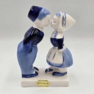 Delft Blue Dutch Kissing Couple Figurine Hand Painted Holland 4 3/8"